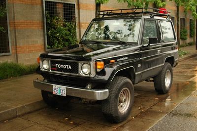 Автостекла Toyota Land Cruiser 70 c установкой в Москве